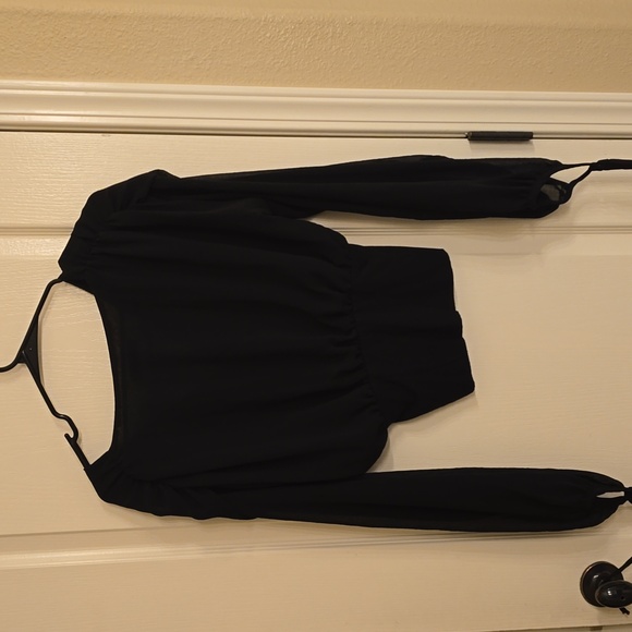 Final Touch v-neck crop top - Picture 2 of 4